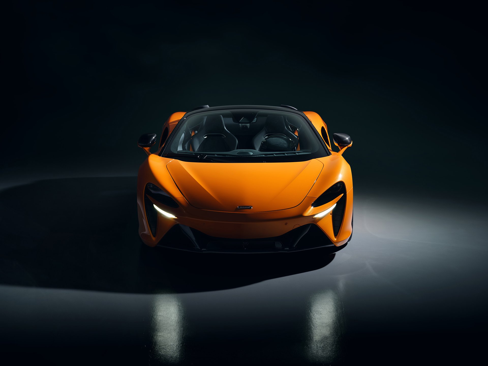 Front view of the McLaren Artura Spider.