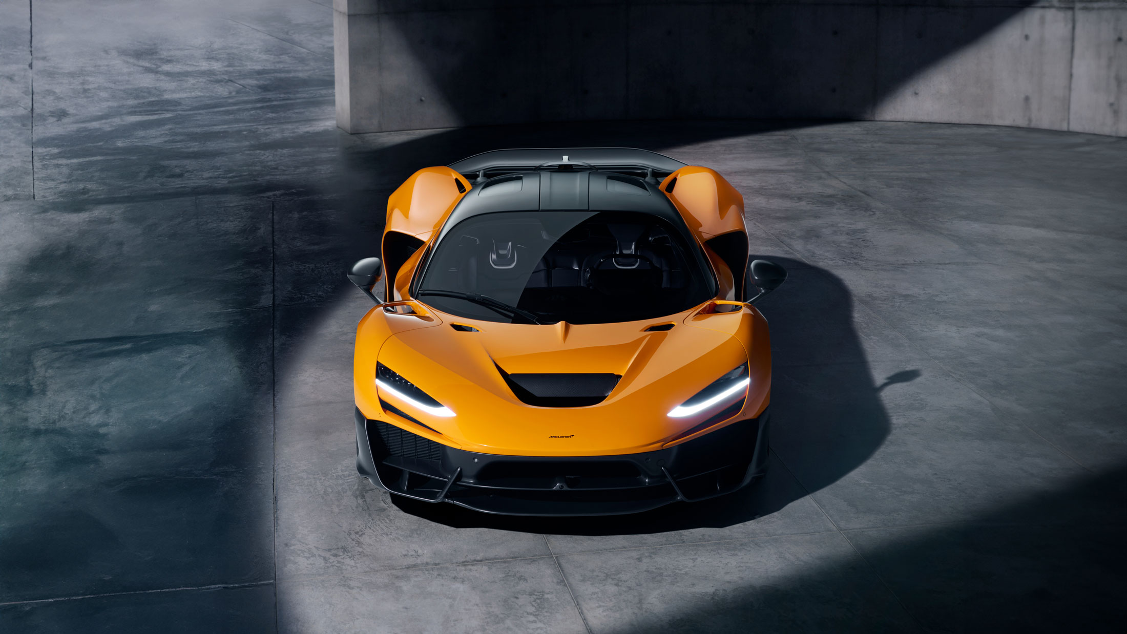 McLaren 750s front view.